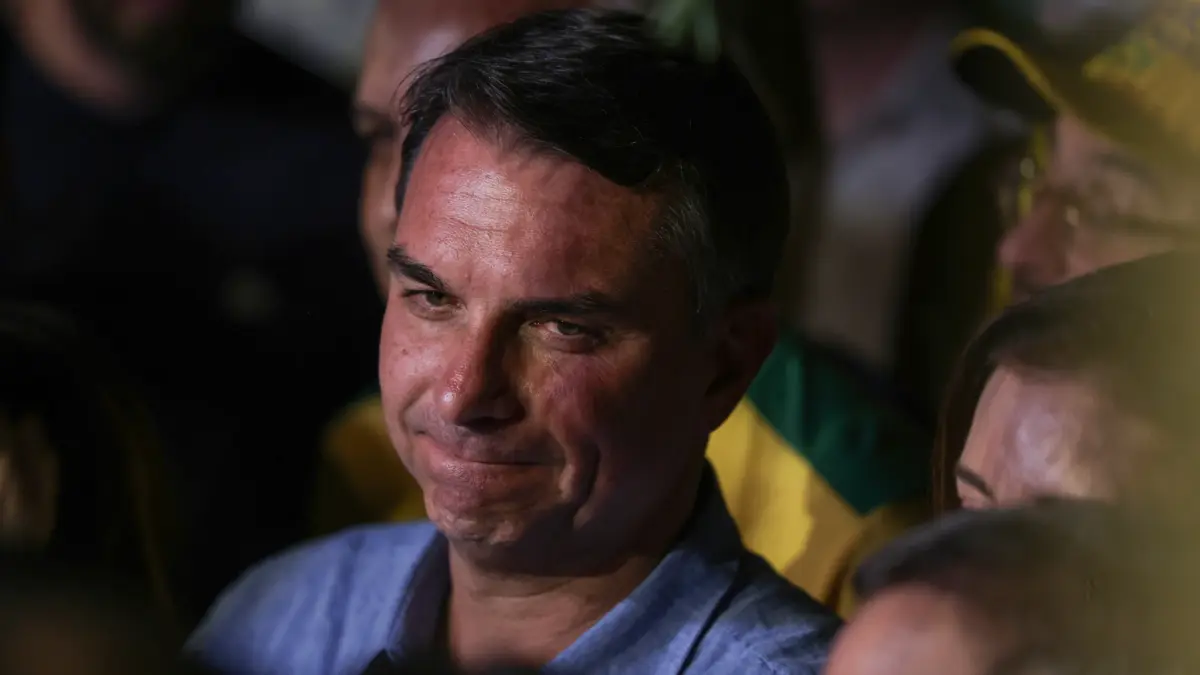 Flávio Bolsonaro (PL) fala com jornalistas após a vitória no primeiro turno das eleições de 2026 sobre seu oponente, Luiz Inácio Lula da Silva (PT). Foto: Joédson Alves/Agência Brasil