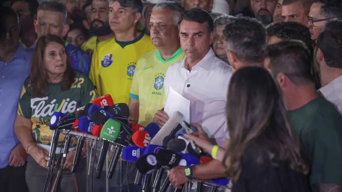Brasília (DF), 25/10/2026 - O candidato à Presidência da República, senador Flávio Bolsonaro (PL), fala com jornalistas após ser derrotado no segundo turno das eleições pelo candidato Luiz Inácio Lula da Silva (PT).