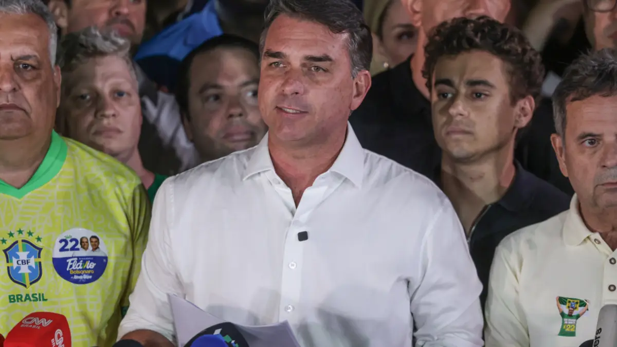 O candidato à Presidência da República, senador Flávio Bolsonaro (PL), fala com jornalistas após ser derrotado no segundo turno das eleições pelo candidato Luiz Inácio Lula da Silva (PT).