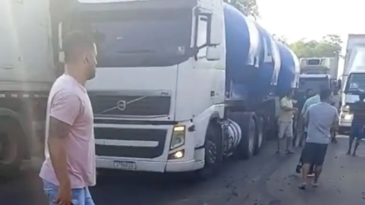 acidente entre carretas na BR-324 próximo a Conceição do Jacuípe