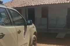 carro da polícia militar parado em frente a uma residência
