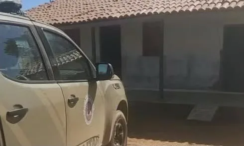 carro da polícia militar parado em frente a uma residência