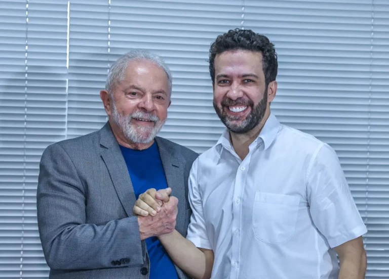 Luiz Inácio Lula da Silva (PT) e o deputado federal André Janones (Avante-MG) • RICARDO STUCKERT/DIVULGAÇÃO