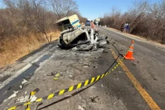 ônibus e carro colidem no oeste da Bahia