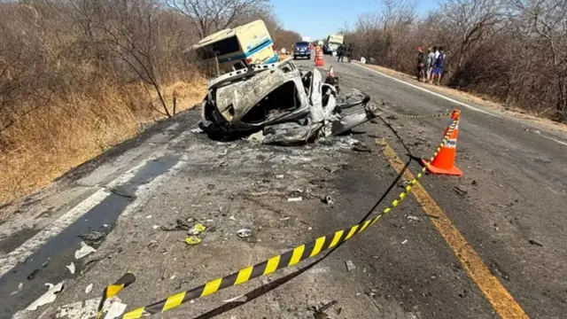 ônibus e carro colidem no oeste da Bahia