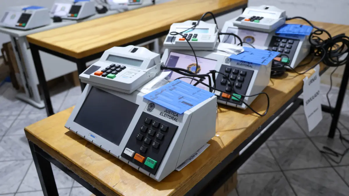 TSE acompanha lacração das urnas para eleição simulada no Maranhão