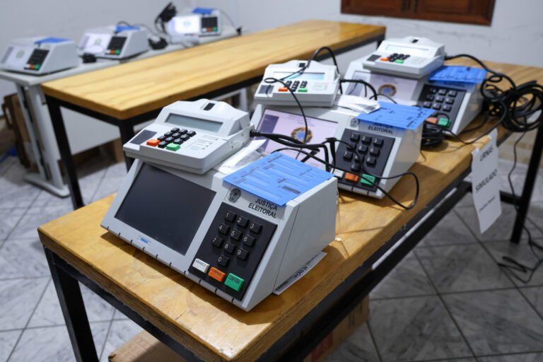 TSE acompanha lacração das urnas para eleição simulada no Maranhão