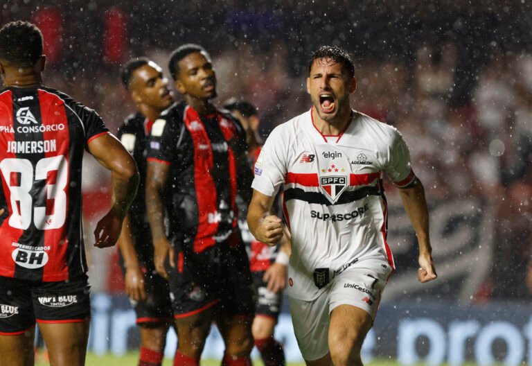 Calleri comemora gol em cima do vitória