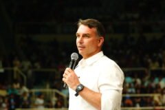 flávio bolsonaro com microfone discursando