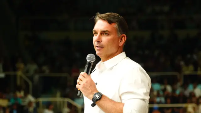 flávio bolsonaro com microfone discursando