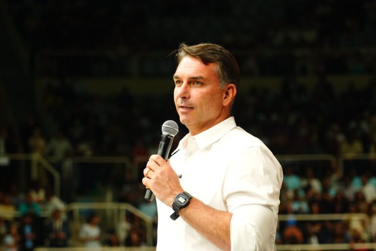 flávio bolsonaro com microfone discursando