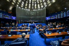Plenário do Senado Federal durante sessão deliberativa ordinária. Ordem do dia. Na pauta, quinta e última sessão de discussão e votação, em primeiro turno, da proposta de emenda à Constituição que acaba com a escala 6x1 - seis dias de trabalho e um de repouso ( PEC 221/2019). O texto reduz a jornada laboral de 44 para 40 horas semanais, que podem ser cumpridas em cinco dias de oito horas diárias com repouso semanal remunerado de dois dias. A proposta estabelece dois dias de repouso, um deles preferencialmente aos domingos, sem redução salarial.