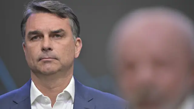 flávio bolsonaro com a feição fechada