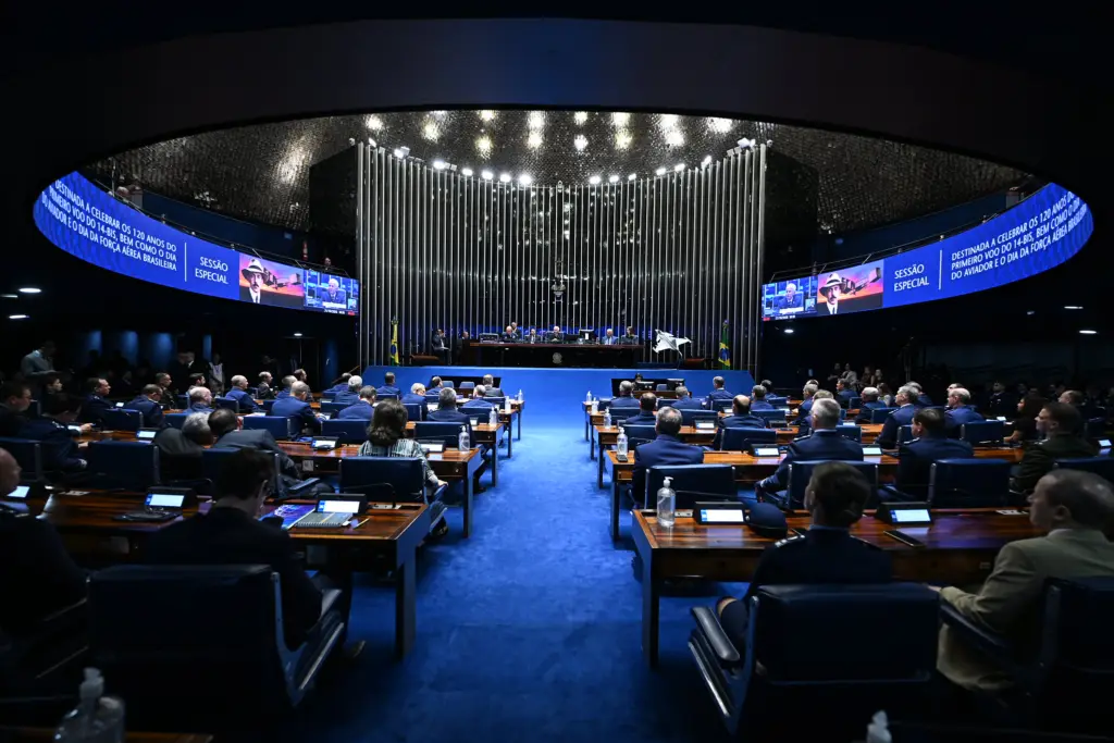 Plenário do Senado Federal durante sessão especial destinada a celebrar os 120 anos do primeiro voo do 14-Bis, bem como o Dia do Aviador e o Dia da Força Aérea Brasileira.