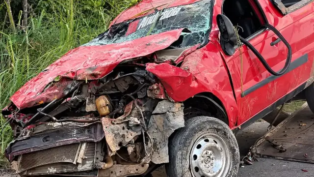 veículo com a frente completamente destruído após acidente