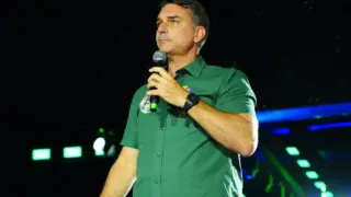 Flávio Bolsonaro falando