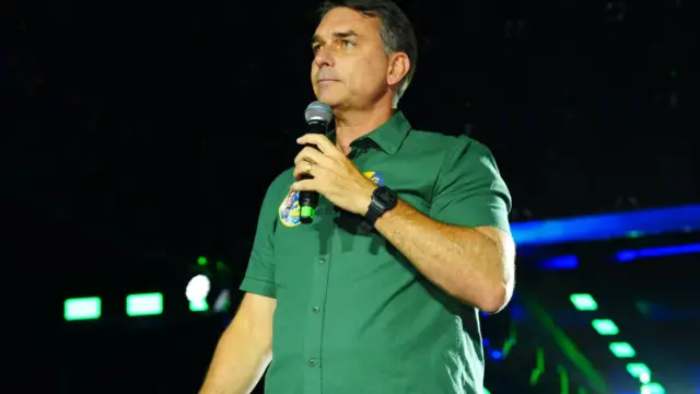 Flávio Bolsonaro falando
