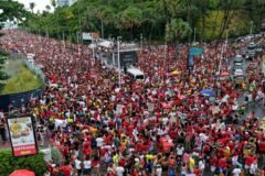 uma multidão na orla de Salvador em apoio a reeleição de Lula