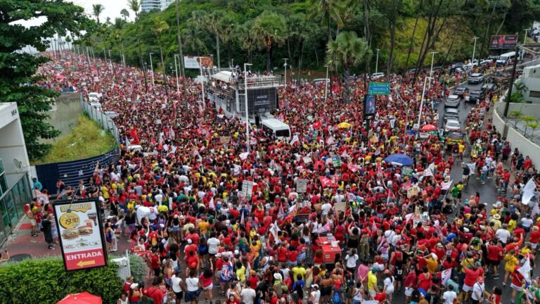 uma multidão na orla de Salvador em apoio a reeleição de Lula