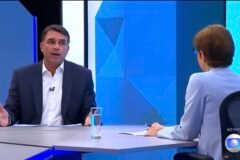 Flávio Bolsonaro na bancada especial para o Eleições - Entrevista com o candidato, na TV Globo com Renata Lo Prete