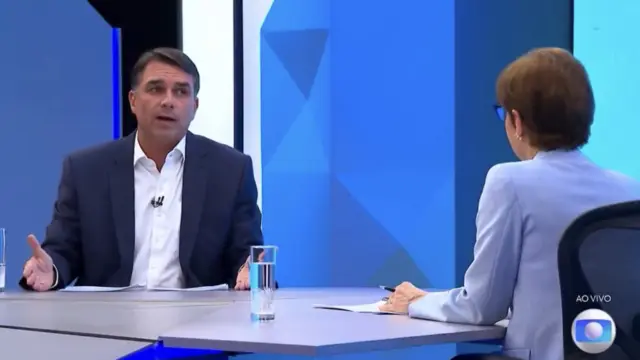 Flávio Bolsonaro na bancada especial para o Eleições - Entrevista com o candidato, na TV Globo com Renata Lo Prete