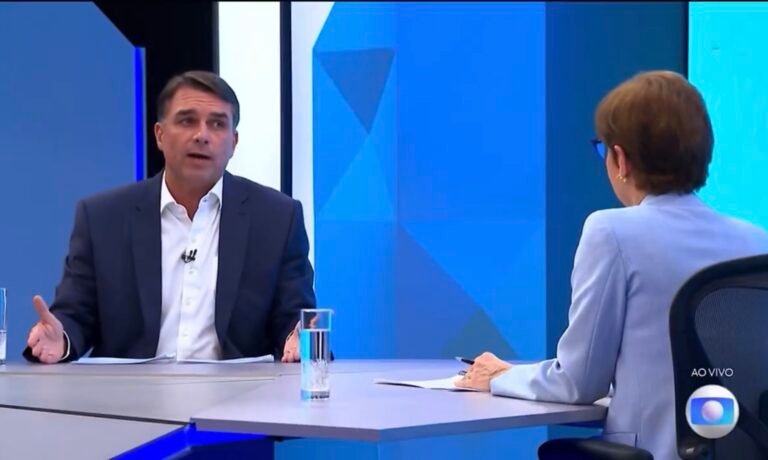 Flávio Bolsonaro na bancada especial para o Eleições - Entrevista com o candidato, na TV Globo com Renata Lo Prete