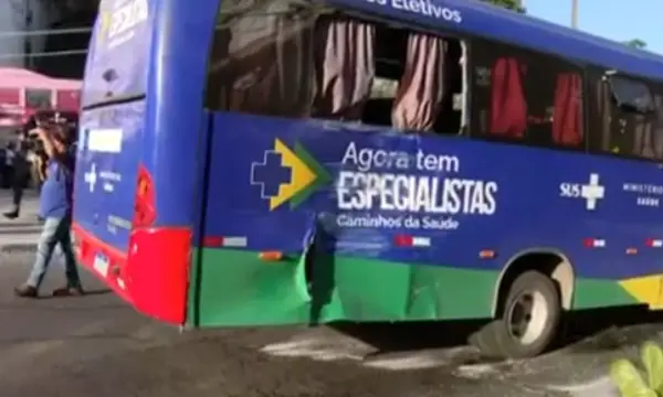 Micro-ônibus tomba após batida no Largo do Tanque e deixa nove feridos em Salvador