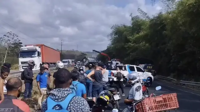 BR-324 tem trânsito parado sentido Feira de Santana