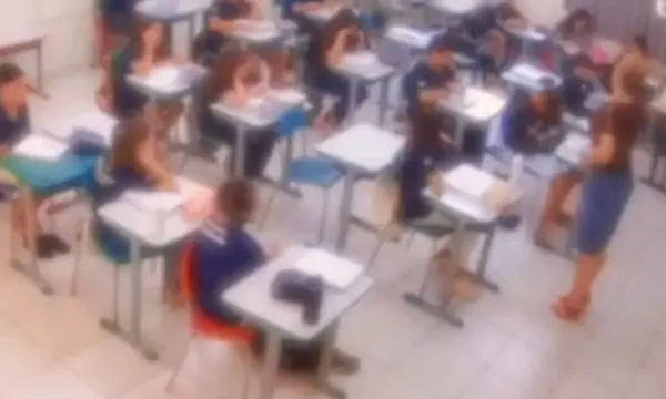 Professora é afastada após dizer a alunos que poderiam morrer se Flávio Bolsonaro fosse eleito