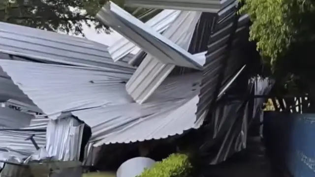 Telhado cede, em Rio Real, após forte ventania