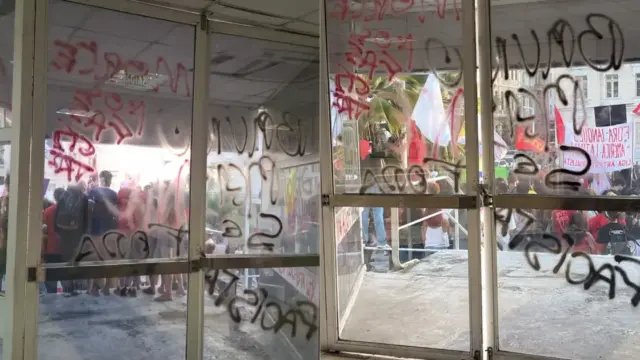 Prefeitura de Salvador suspende expediente após ser alvo de vandalismo