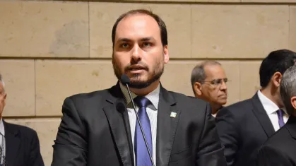 “Desculpa, pai, a gente falhou”: Carlos Bolsonaro relata conversa com Jair após derrota de Flávio
