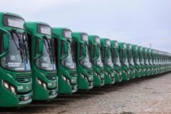 ônibus do transporte público de salvador enfileirados no estacionamento