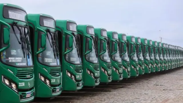 ônibus do transporte público de salvador enfileirados no estacionamento