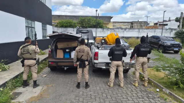 policiais apreendem armas e drogas