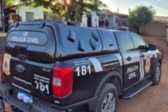 carro da polícia civil em uma rua de estrada de terra