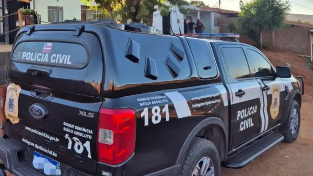 carro da polícia civil em uma rua de estrada de terra