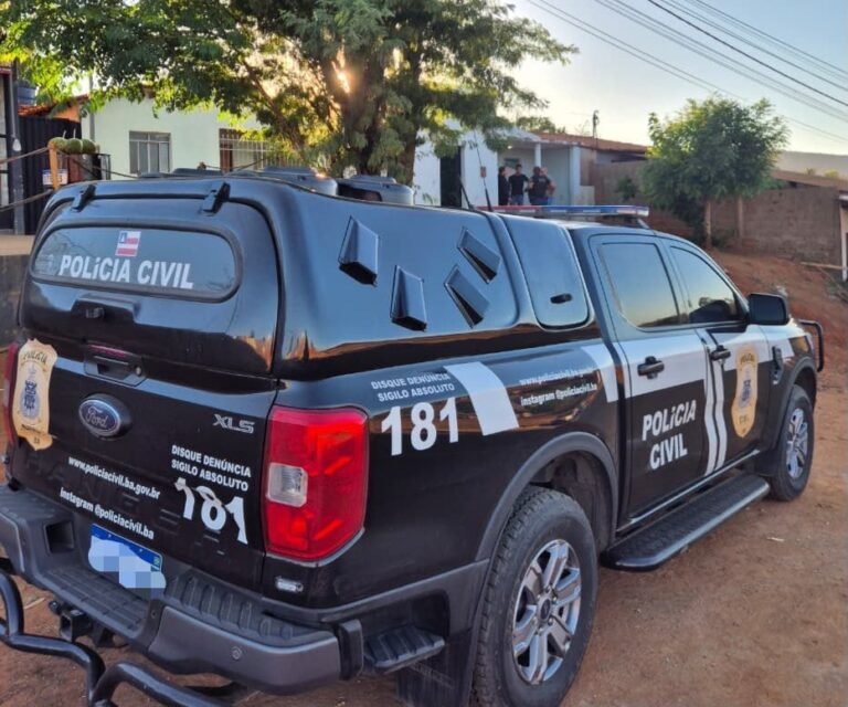 carro da polícia civil em uma rua de estrada de terra