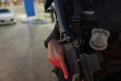 policial com arma