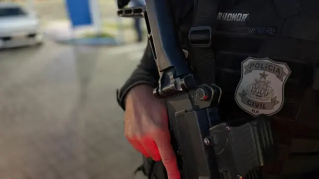 policial com arma