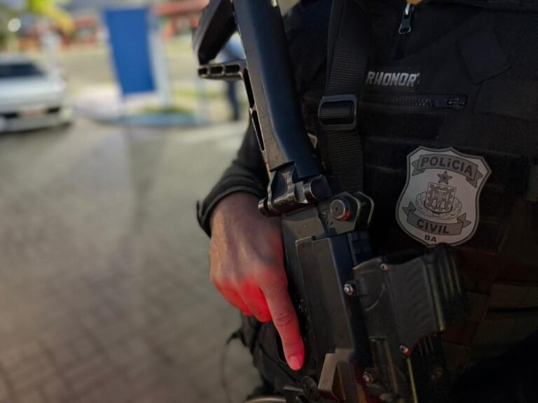 policial com arma