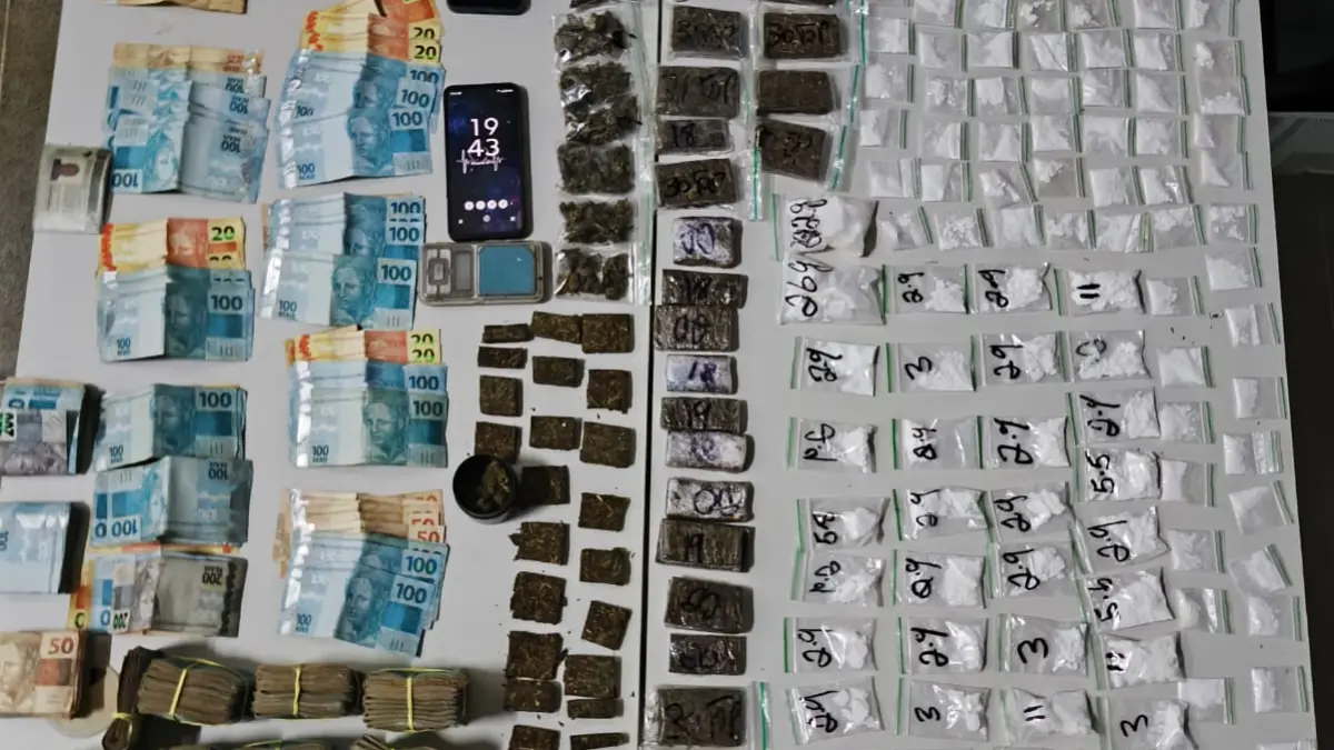 dinheiro e drogas apreendidos em Santana, na Bahia