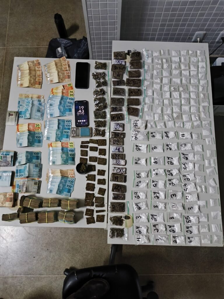 dinheiro e drogas apreendidos em Santana, na Bahia