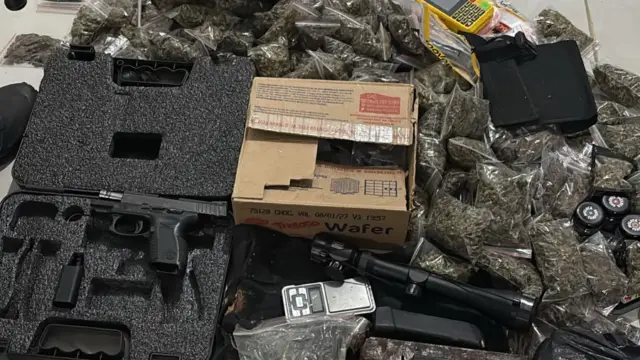 armas e drogas apreendidas em rodoviária de feira de santana
