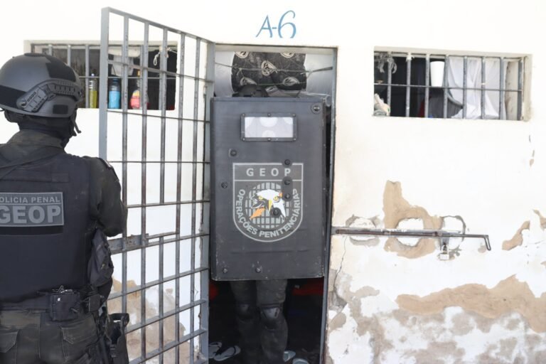 policiais realizando vistoria em presídio na Bahia