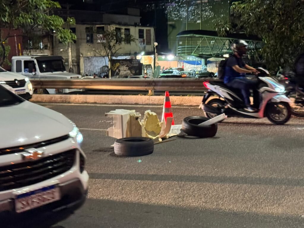 moradores bloquearam a via para evitar novos acidentes