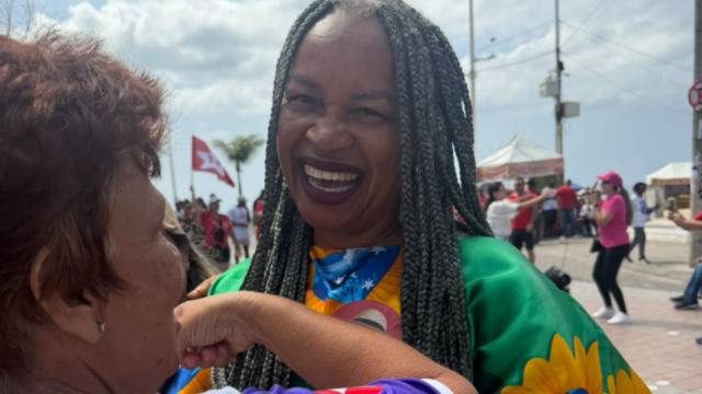 deputada Olívia Santana em ato pró-lula no farol da Barra em Salvador