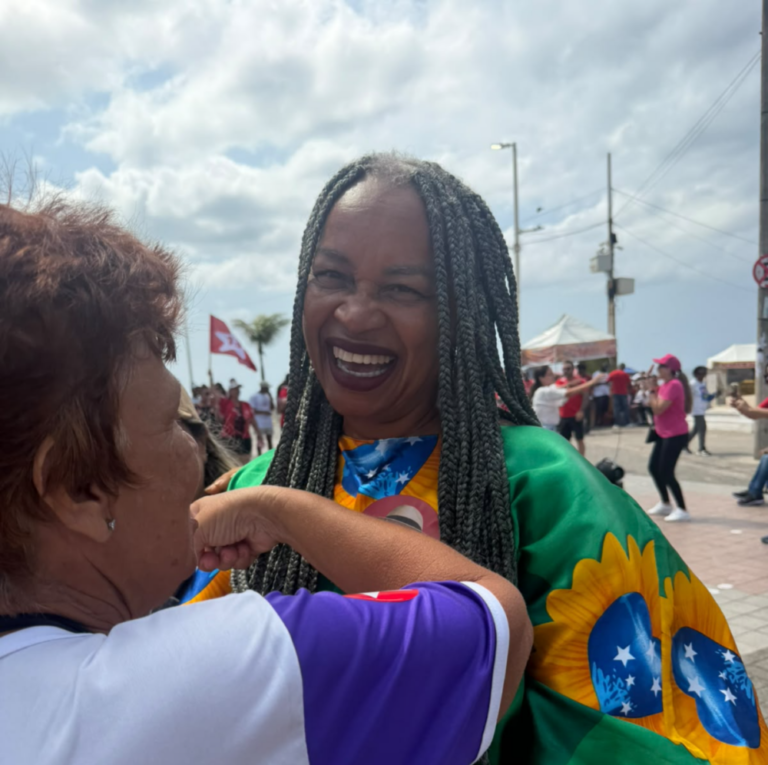 deputada Olívia Santana em ato pró-lula no farol da Barra em Salvador