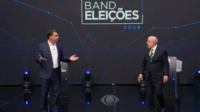 flávio bolsonaro e lula durante debate presidencial na Band
