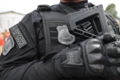 policial civil com arma